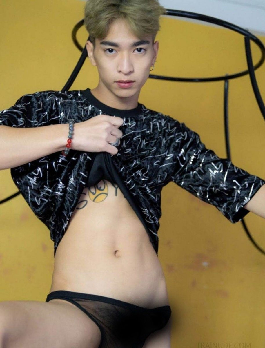 หนุ่มหล่อขึ้นปก 834.17