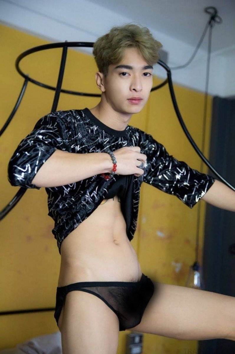 หนุ่มหล่อขึ้นปก 834.17