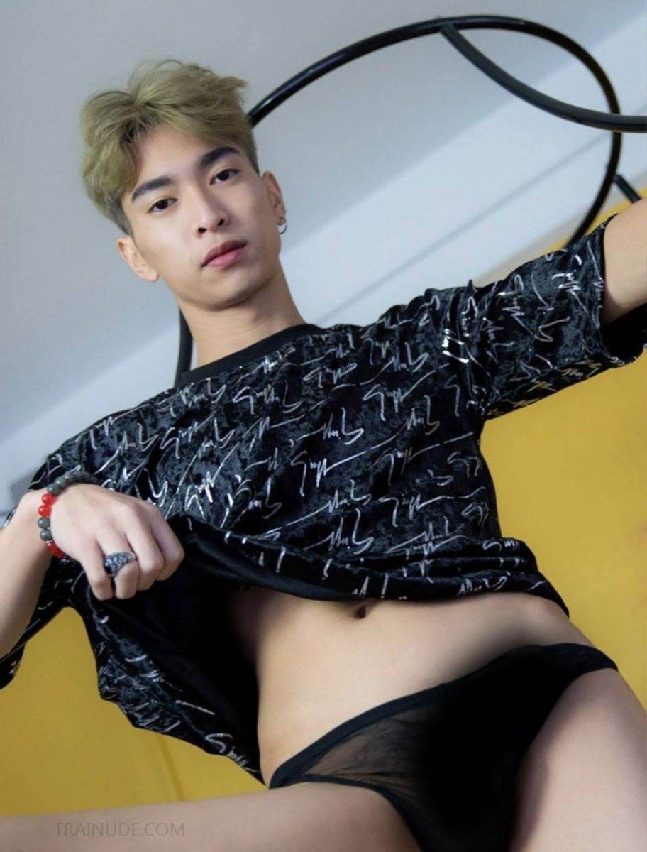 หนุ่มหล่อขึ้นปก 834.17