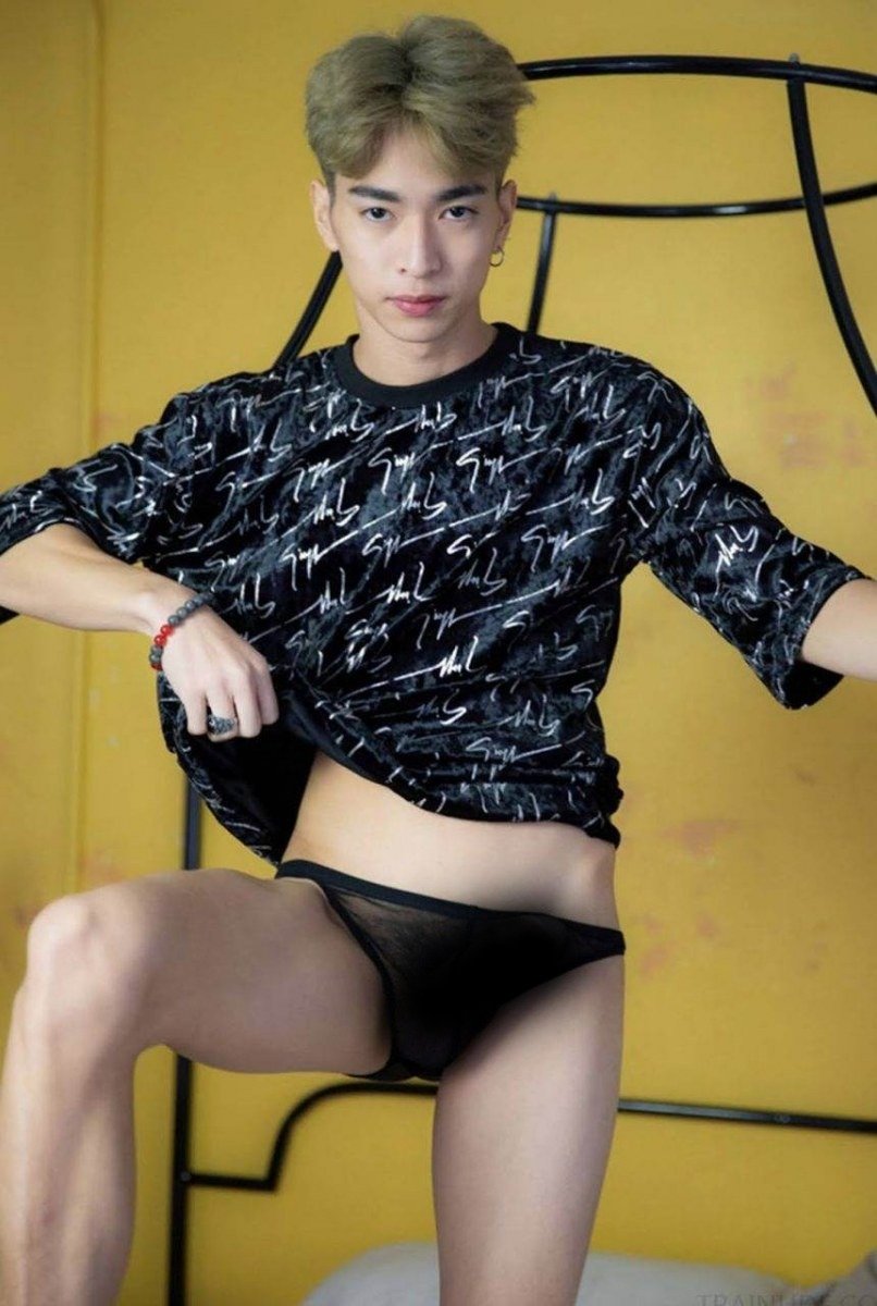 หนุ่มหล่อขึ้นปก 834.17