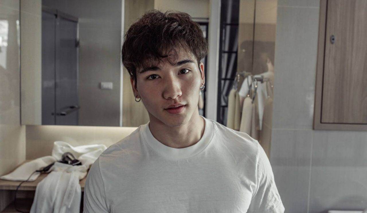 หนุ่มหล่อขึ้นปก 894.3