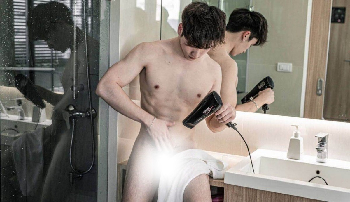 หนุ่มหล่อขึ้นปก 894.3