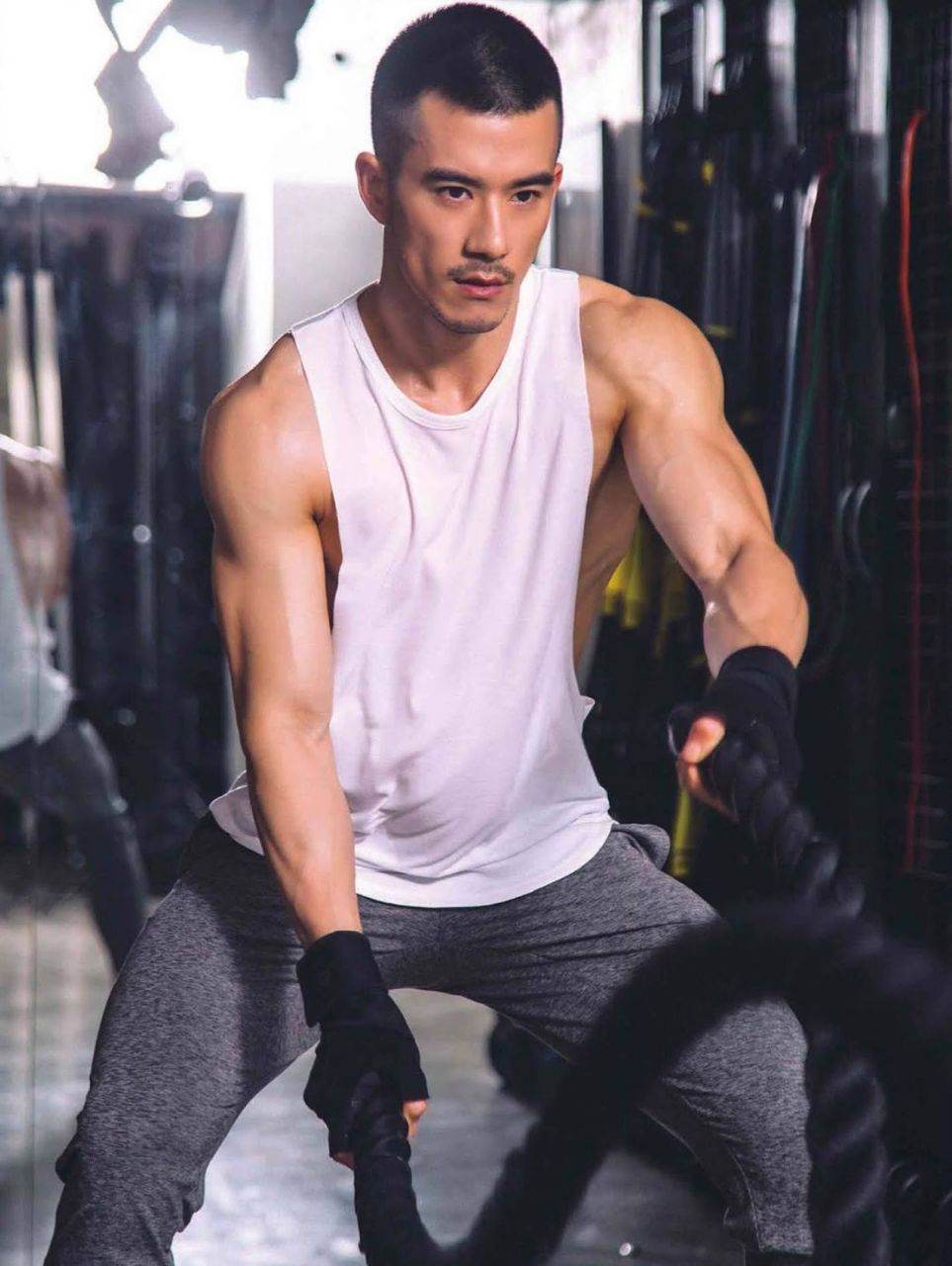 หนุ่มหล่อขึ้นปก 874.3
