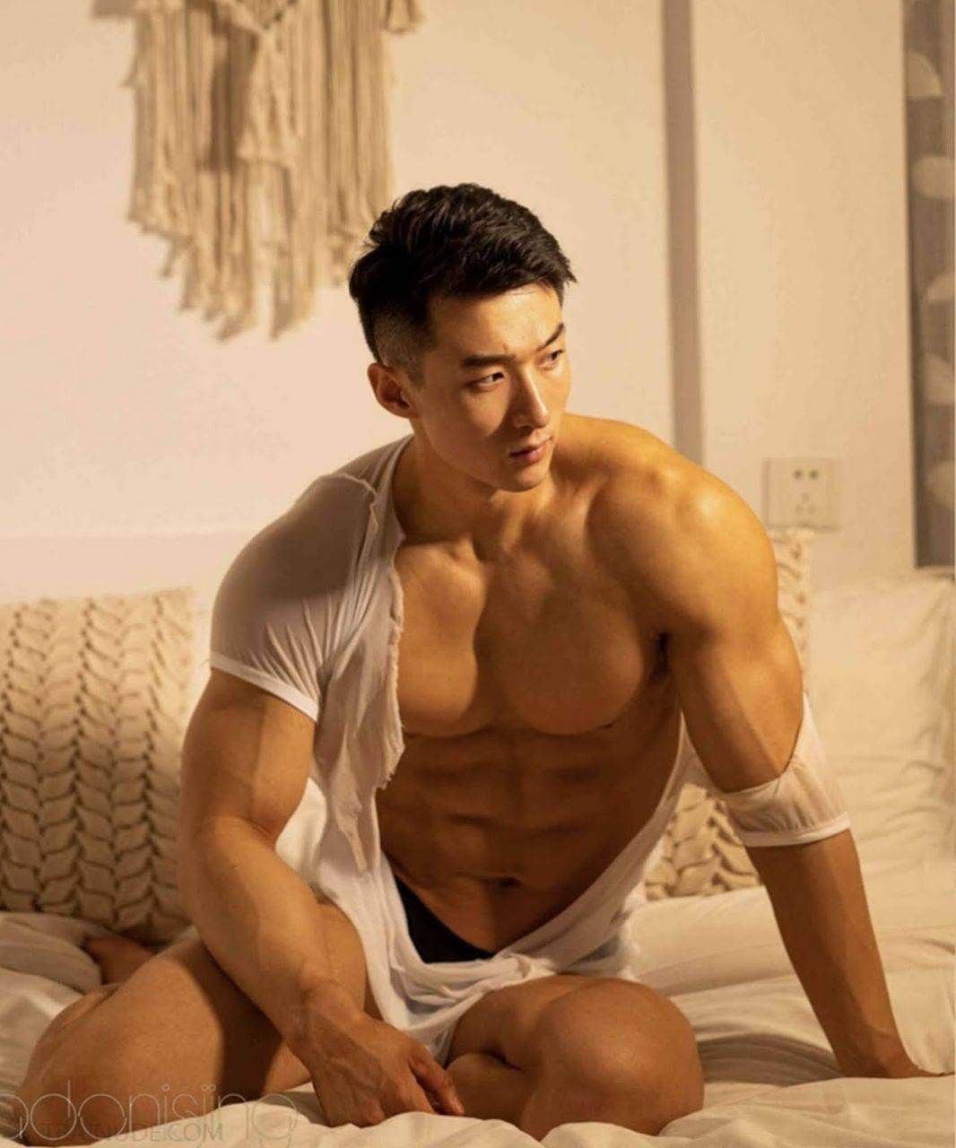 หนุ่มหล่อขึ้นปก 875.3