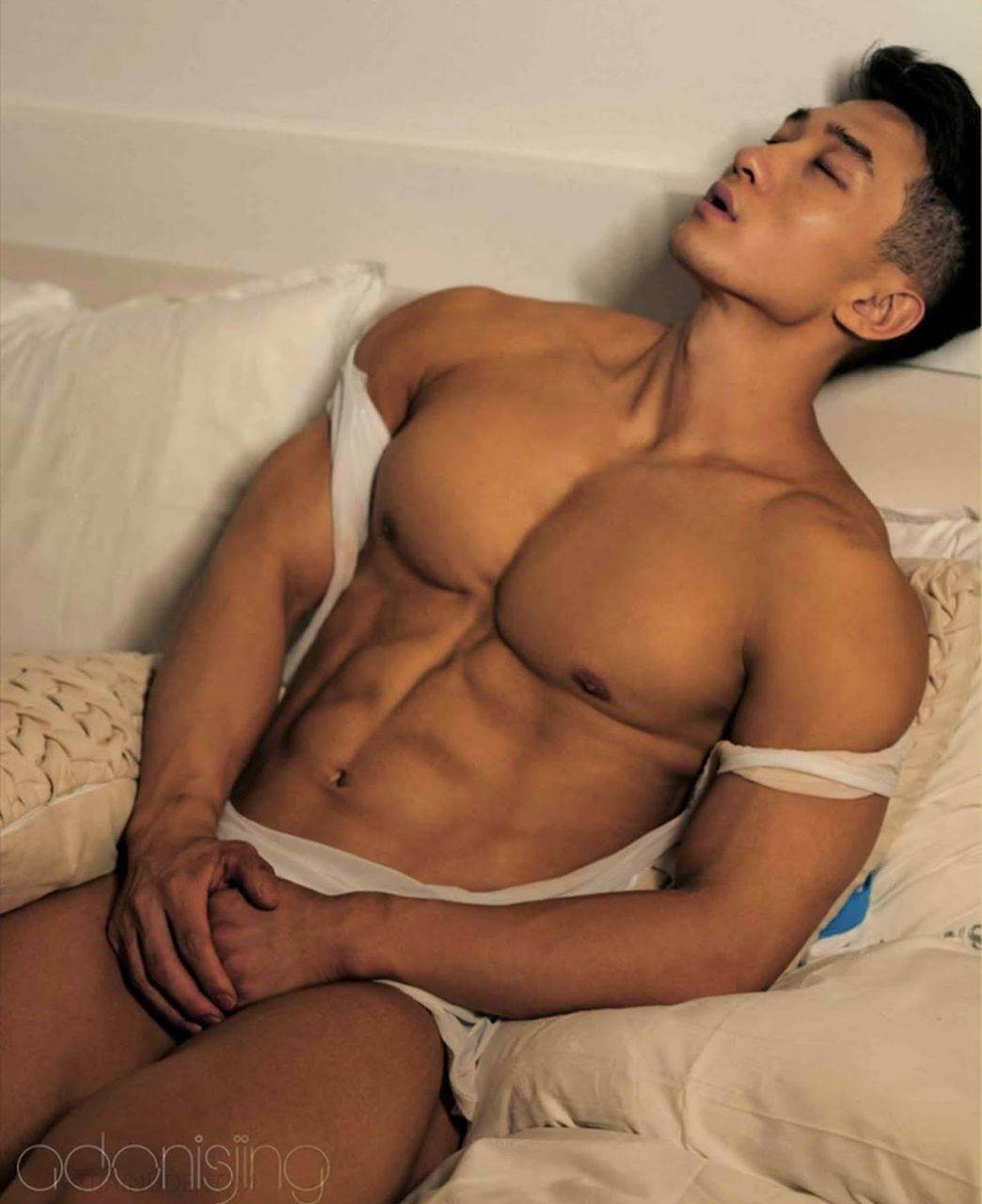 หนุ่มหล่อขึ้นปก 875.3