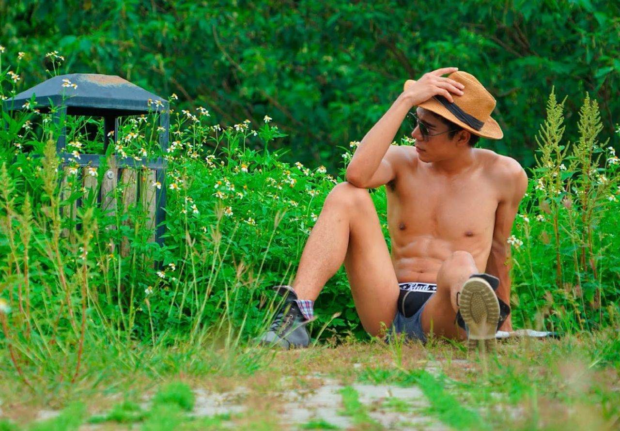 หนุ่มหล่อขึ้นปก 877.3