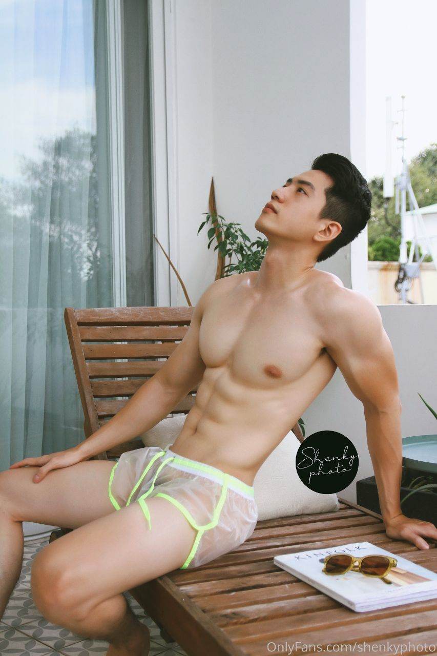หนุ่มหล่อขึ้นปก 888