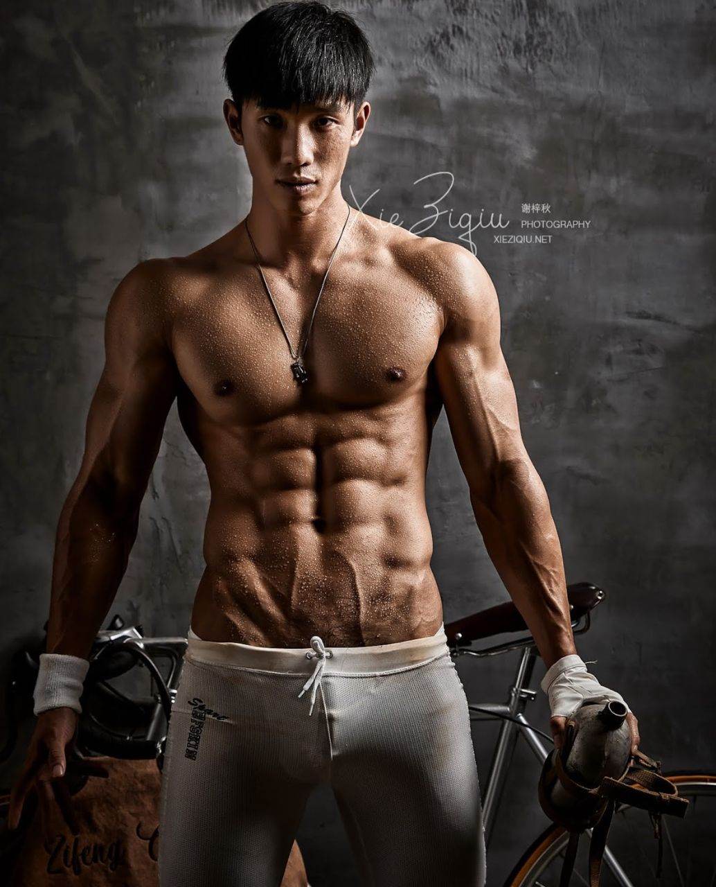 หนุ่มหล่อขึ้นปก 889