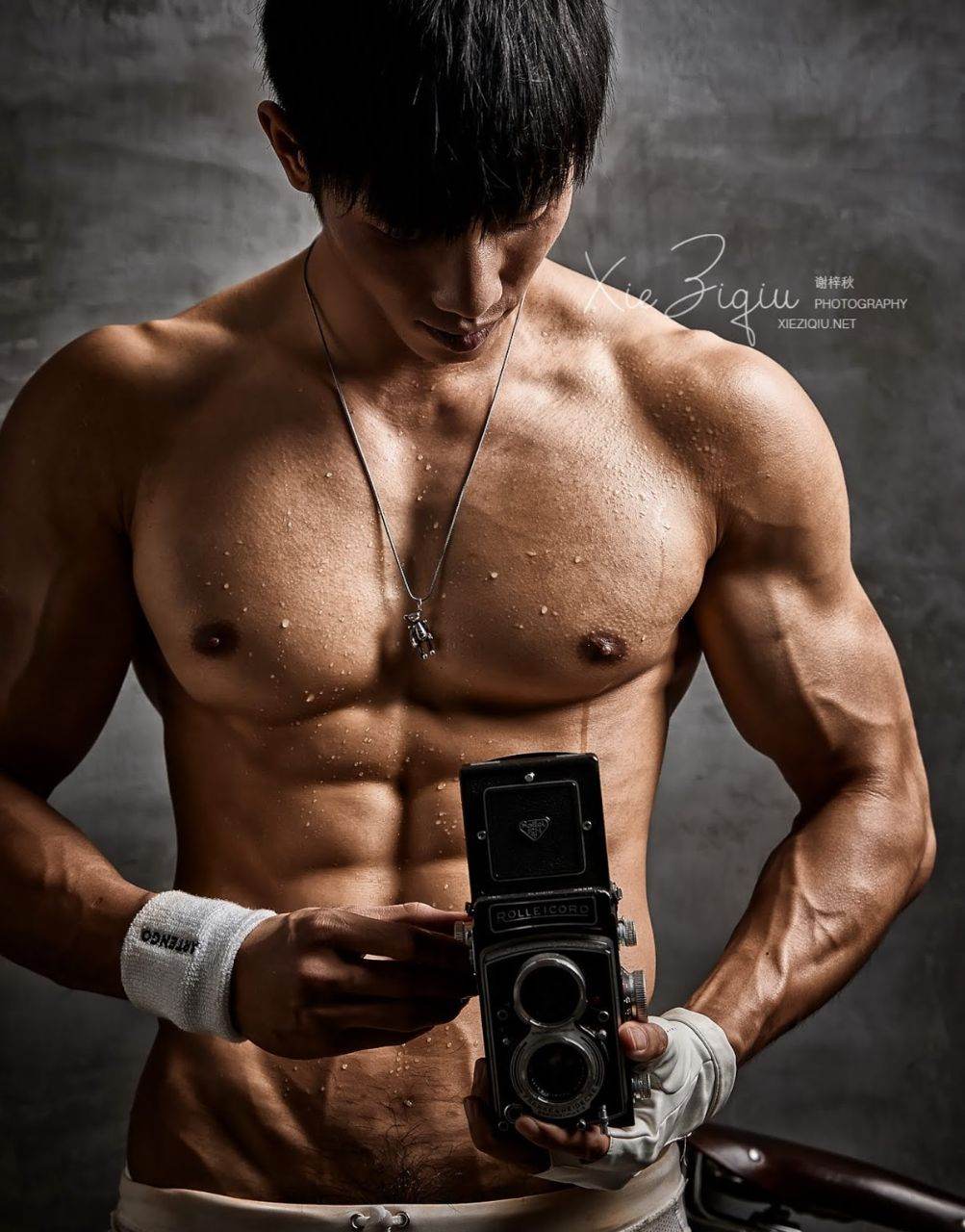 หนุ่มหล่อขึ้นปก 889