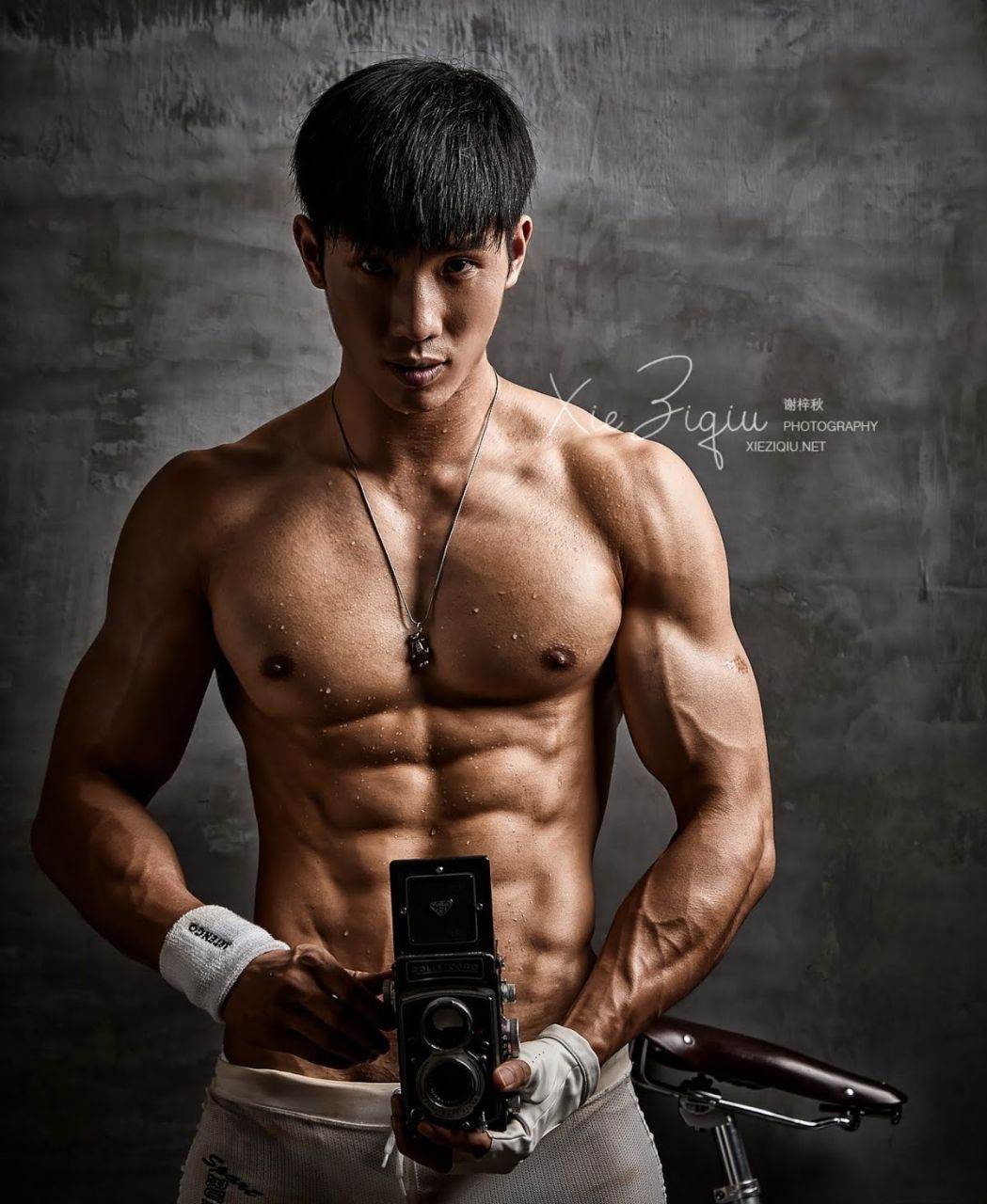 หนุ่มหล่อขึ้นปก 889
