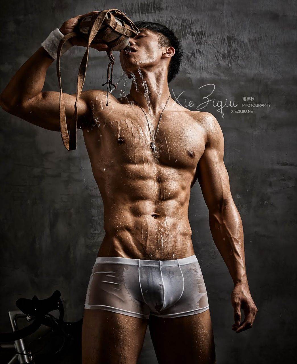 หนุ่มหล่อขึ้นปก 889
