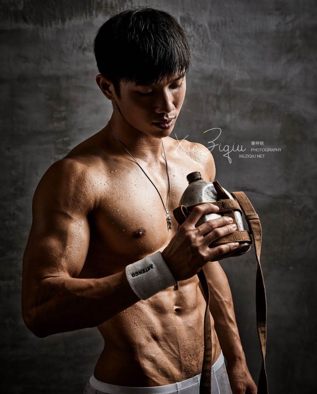 หนุ่มหล่อขึ้นปก 889