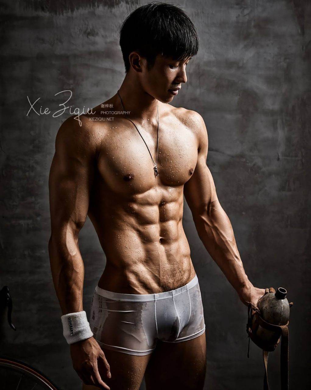 หนุ่มหล่อขึ้นปก 889