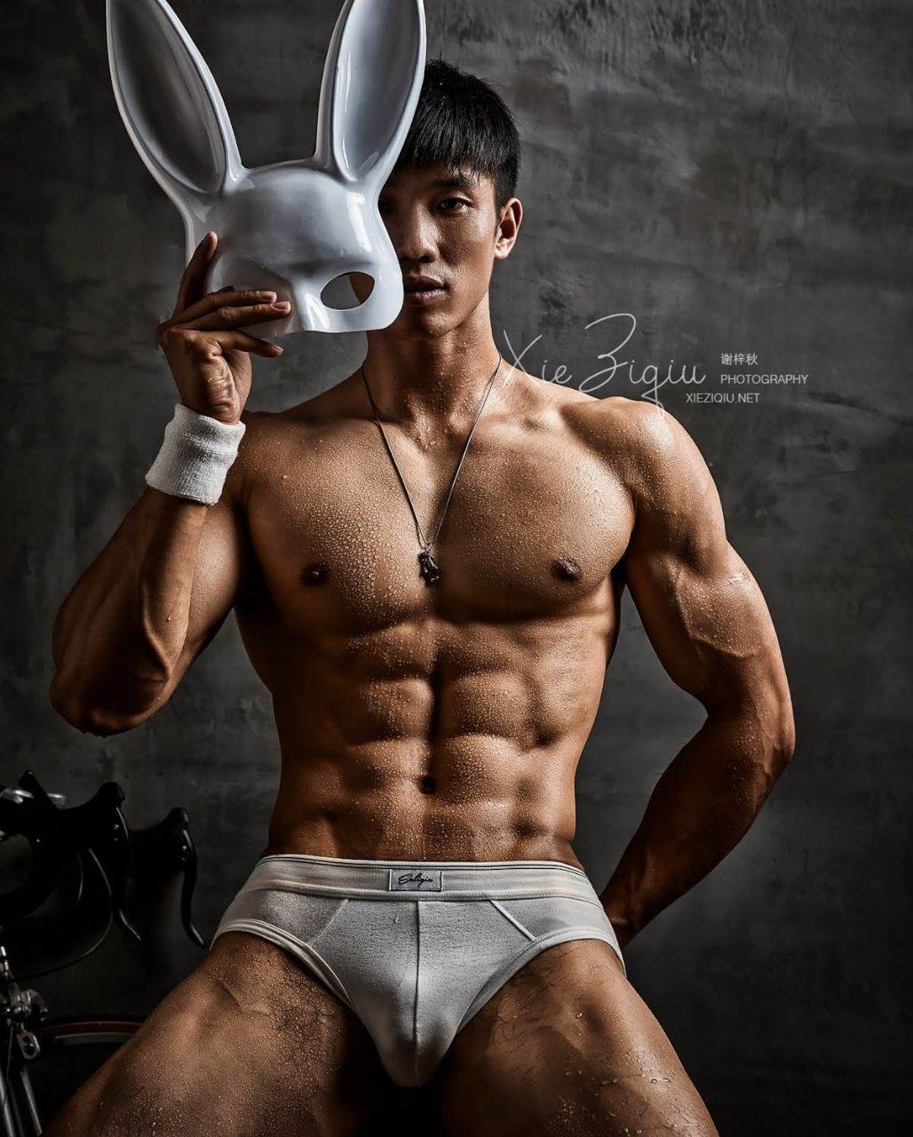 หนุ่มหล่อขึ้นปก 889