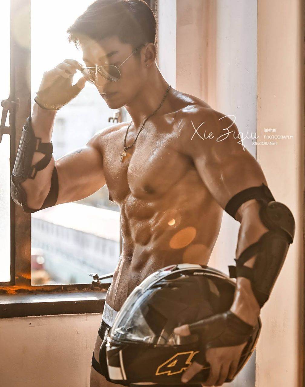 หนุ่มหล่อขึ้นปก 890