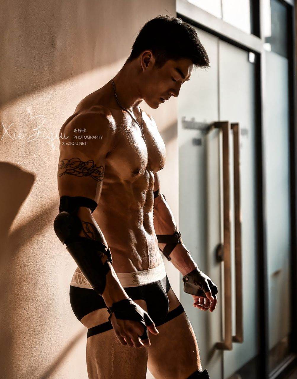 หนุ่มหล่อขึ้นปก 890