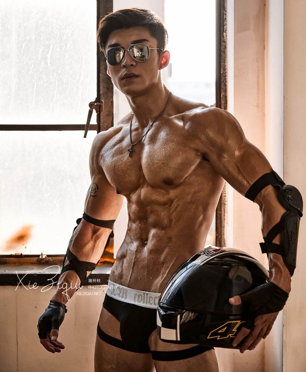 หนุ่มหล่อขึ้นปก 890