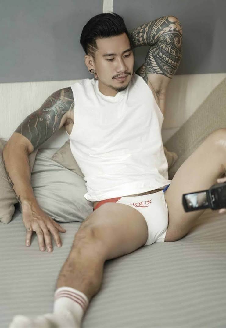หนุ่มหล่อขึ้นปก 892