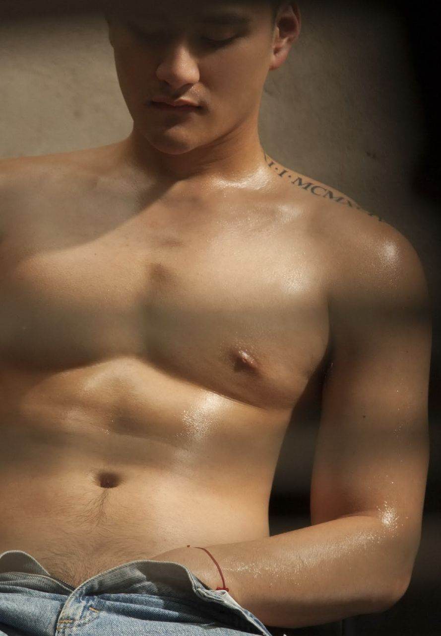 หนุ่มหล่อขึ้นปก 893