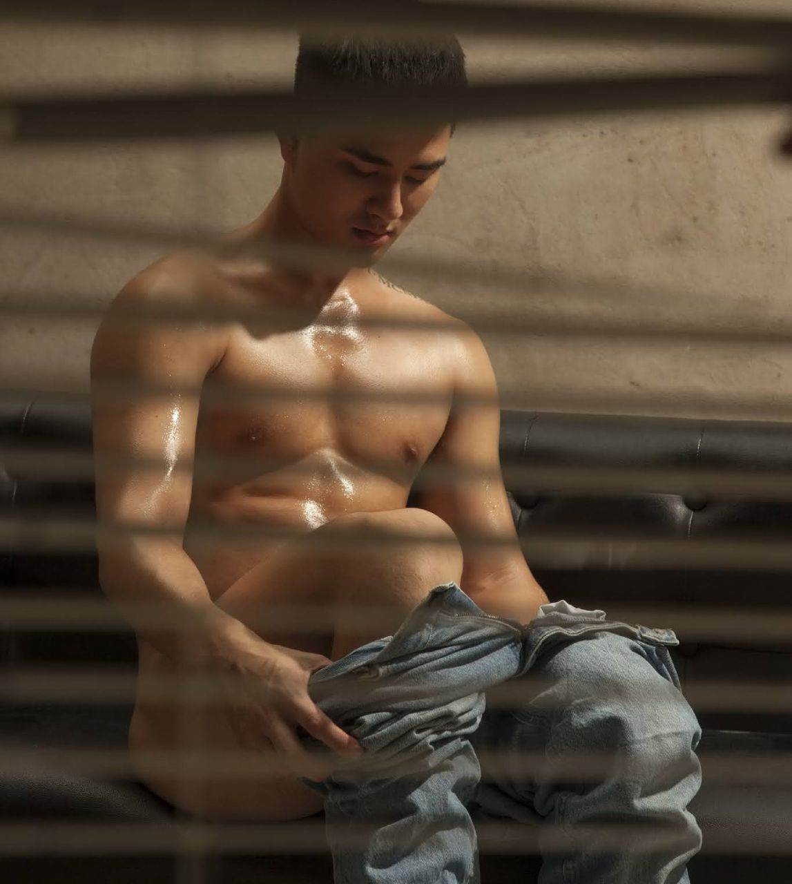 หนุ่มหล่อขึ้นปก 893