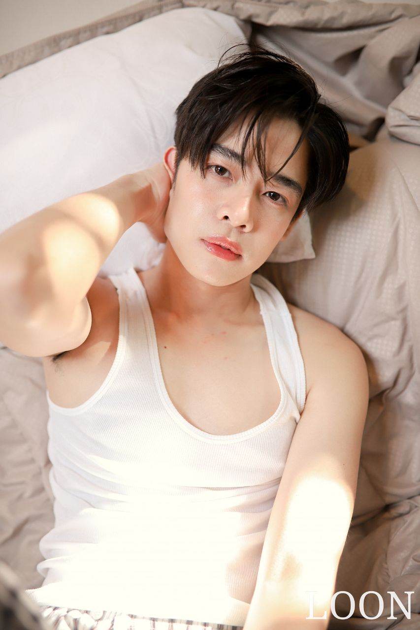 หนุ่มหล่อขึ้นปก 895