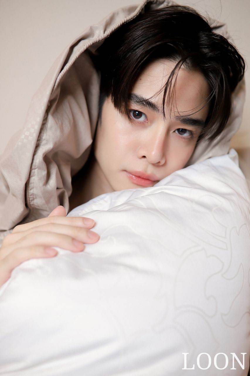 หนุ่มหล่อขึ้นปก 895