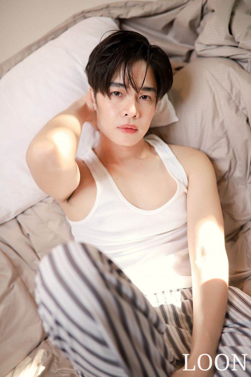หนุ่มหล่อขึ้นปก 895