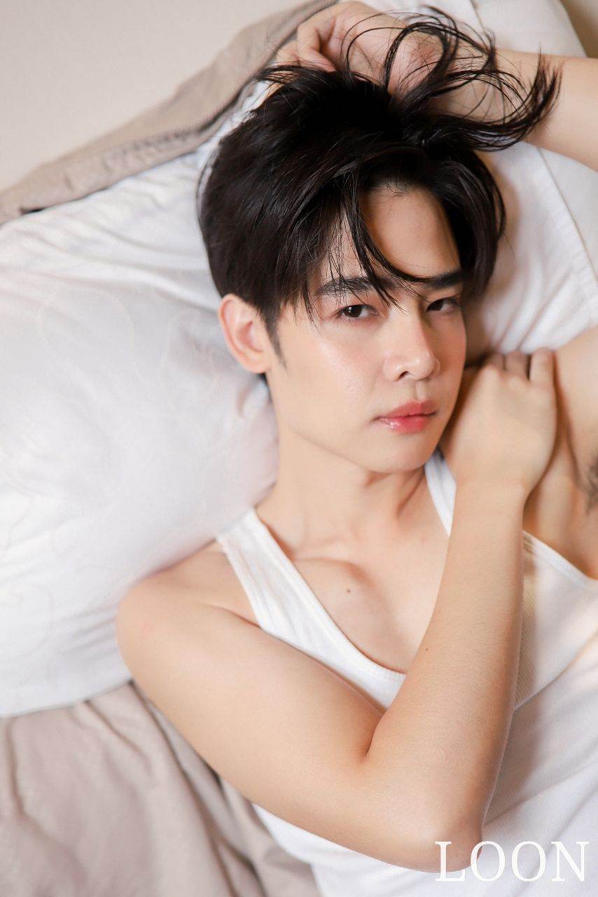 หนุ่มหล่อขึ้นปก 895