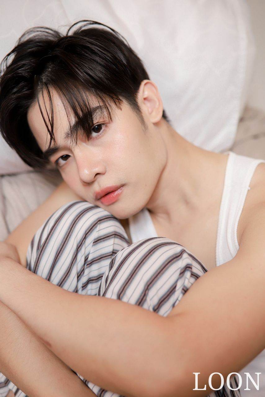 หนุ่มหล่อขึ้นปก 895