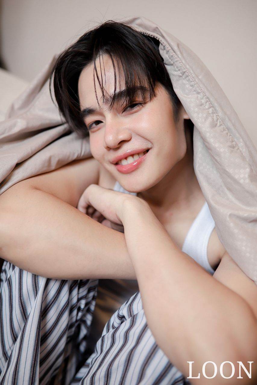 หนุ่มหล่อขึ้นปก 895