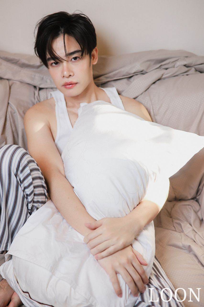 หนุ่มหล่อขึ้นปก 895