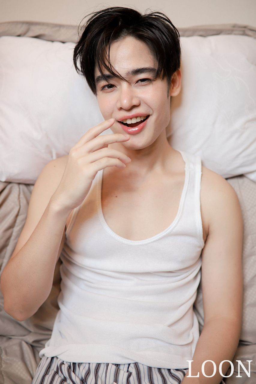 หนุ่มหล่อขึ้นปก 895