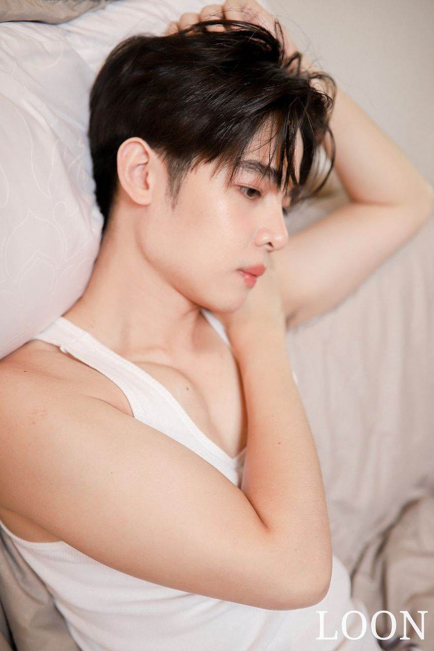 หนุ่มหล่อขึ้นปก 895