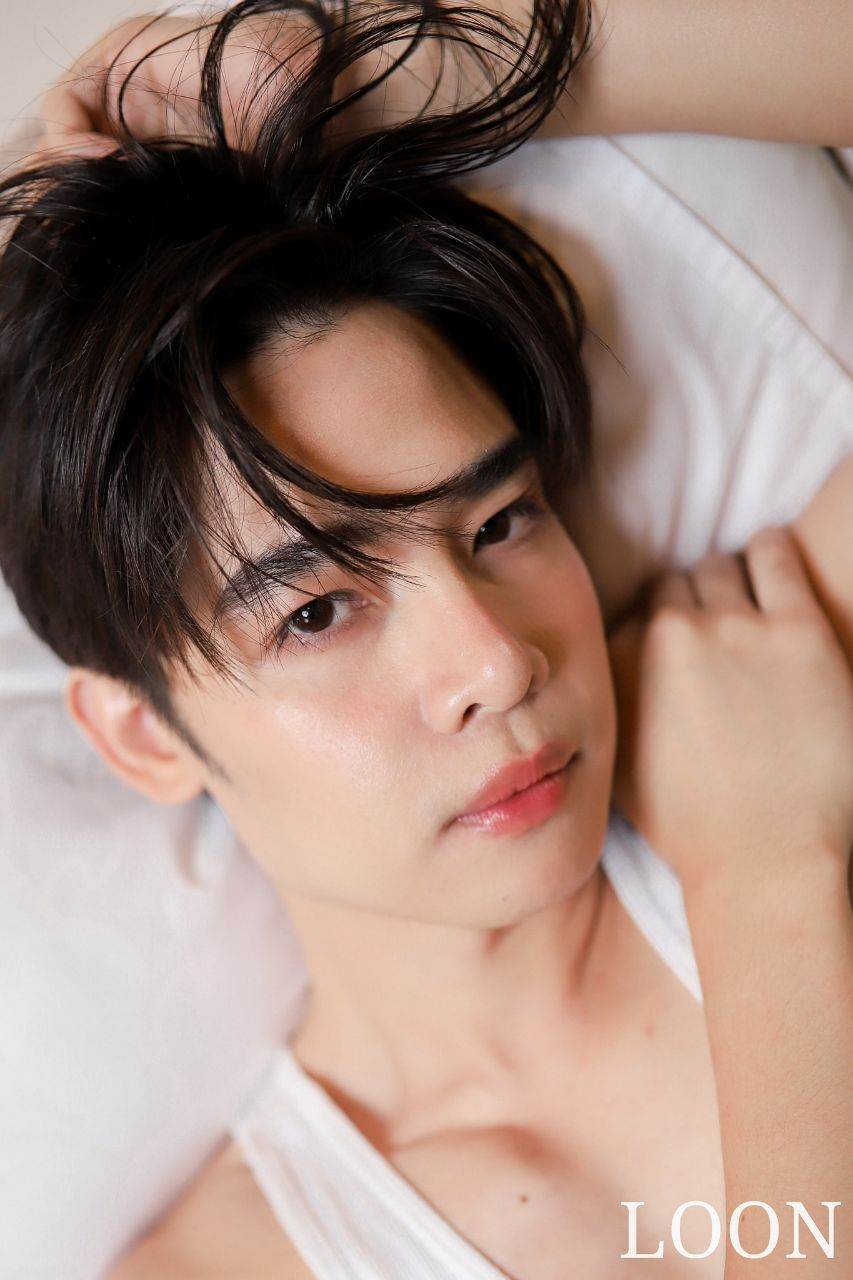 หนุ่มหล่อขึ้นปก 895