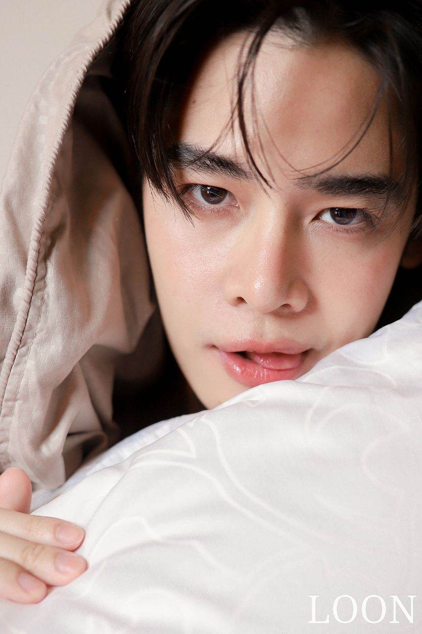 หนุ่มหล่อขึ้นปก 895