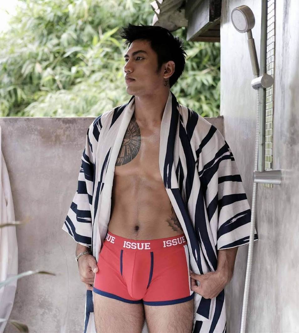 หนุ่มหล่อขึ้นปก 866.7