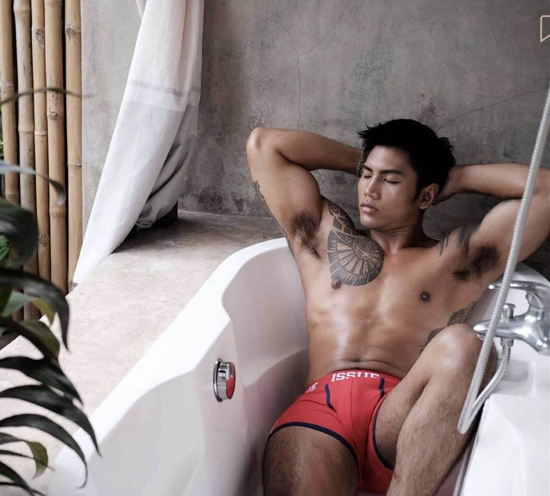 หนุ่มหล่อขึ้นปก 866.7