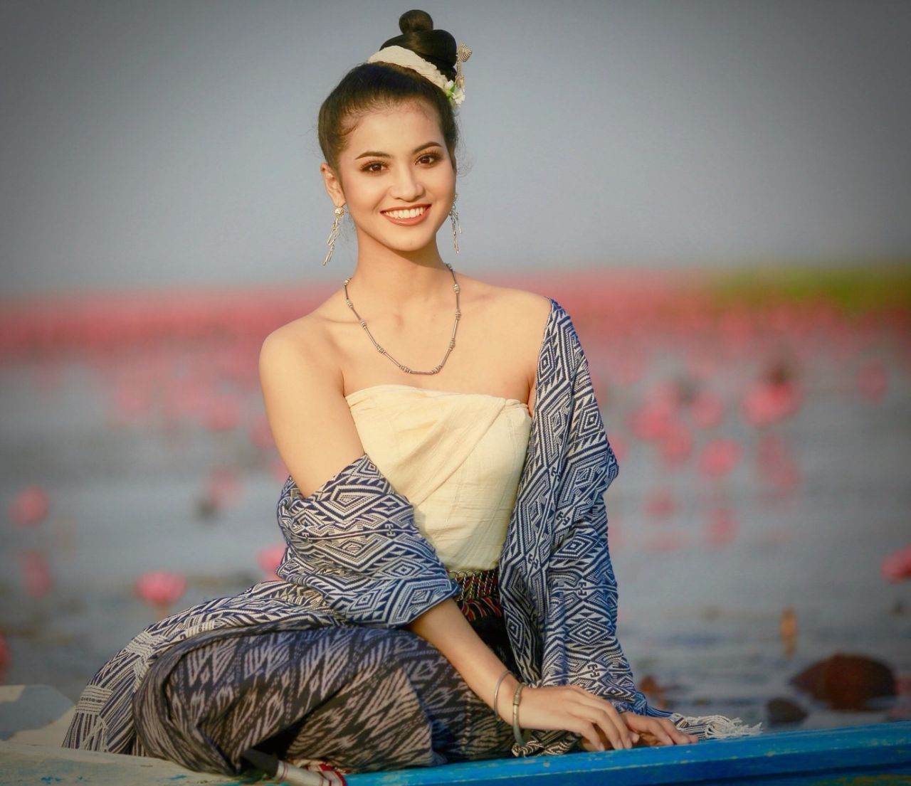 THAILAND 🇹🇭 | Isan traditional costume @ ทะเลบัวแดง อุดรธานี