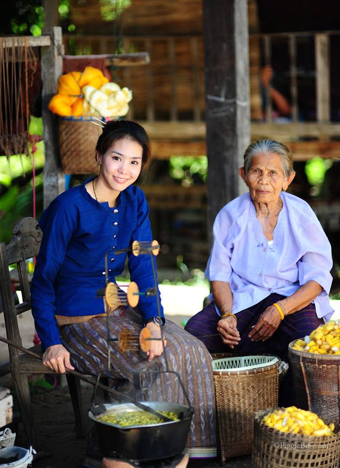THAILAND 🇹🇭 | Isan traditional costume - ไหมสมเด็จ ไหมในดวงใจ