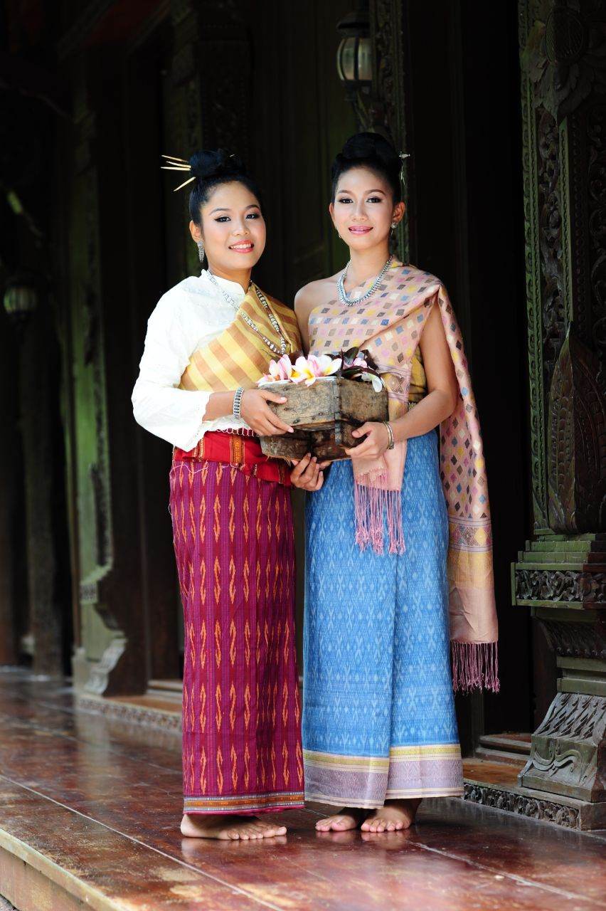 THAILAND 🇹🇭 | Isan traditional costume - ไหมสมเด็จ ไหมในดวงใจ