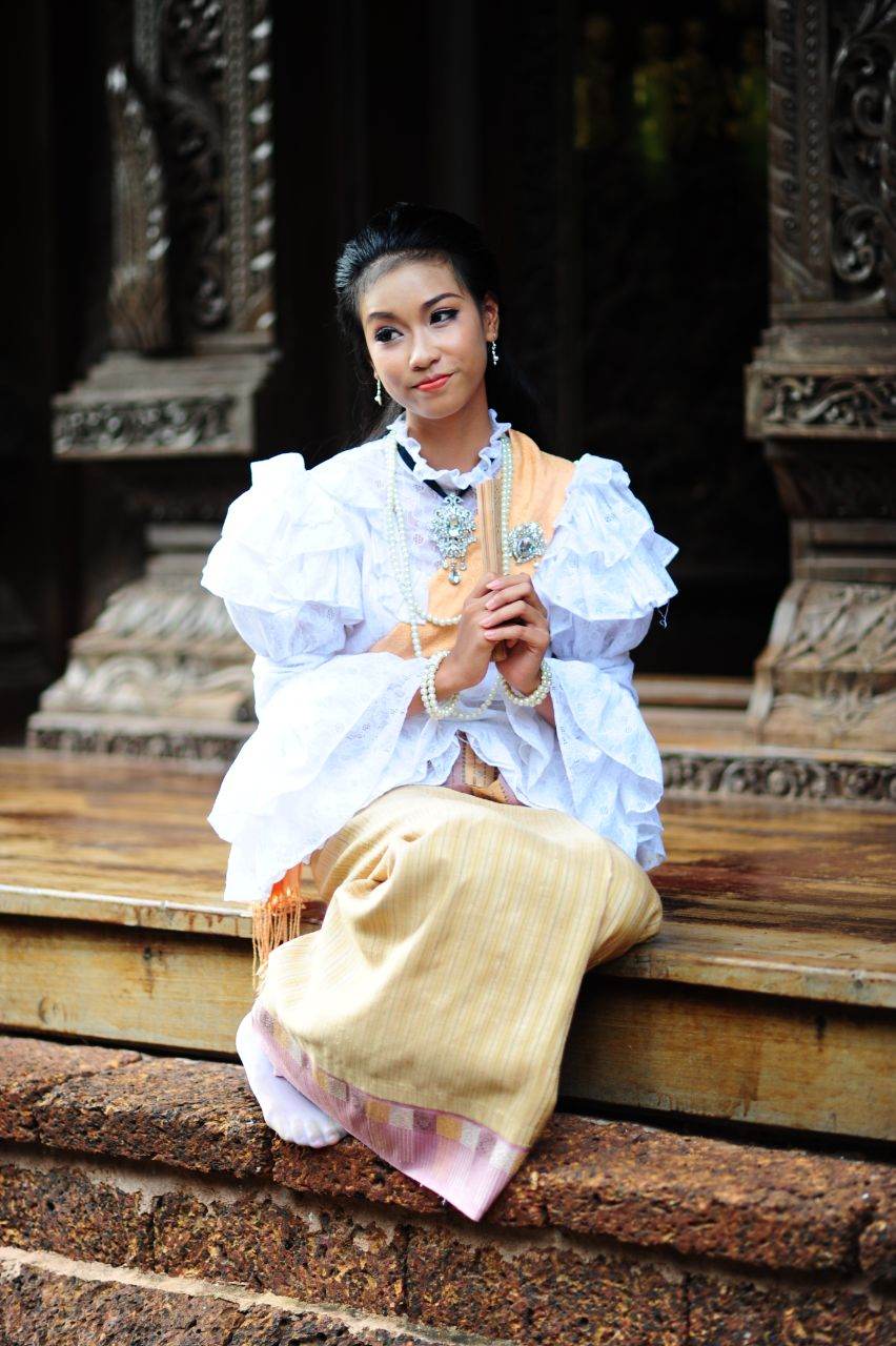 THAILAND 🇹🇭 | Isan traditional costume - ไหมสมเด็จ ไหมในดวงใจ