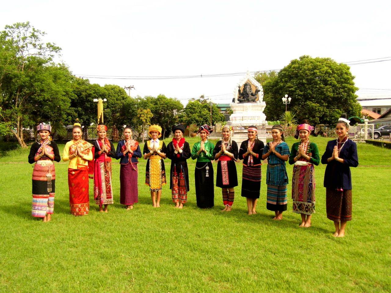 ฟ้อนเผ่าลาวสัมพันธ์ (ຟ້ອນເຜົ່າລາວສັມພັນ) วิทยาลัยนาฏศิลปร้อยเอ็ด
