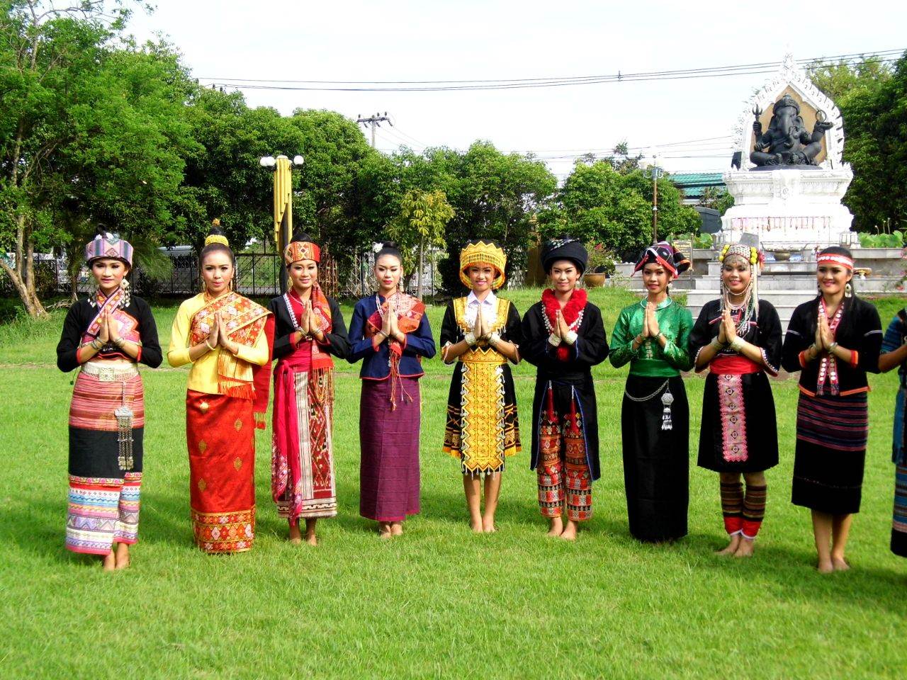 ฟ้อนเผ่าลาวสัมพันธ์ (ຟ້ອນເຜົ່າລາວສັມພັນ) วิทยาลัยนาฏศิลปร้อยเอ็ด