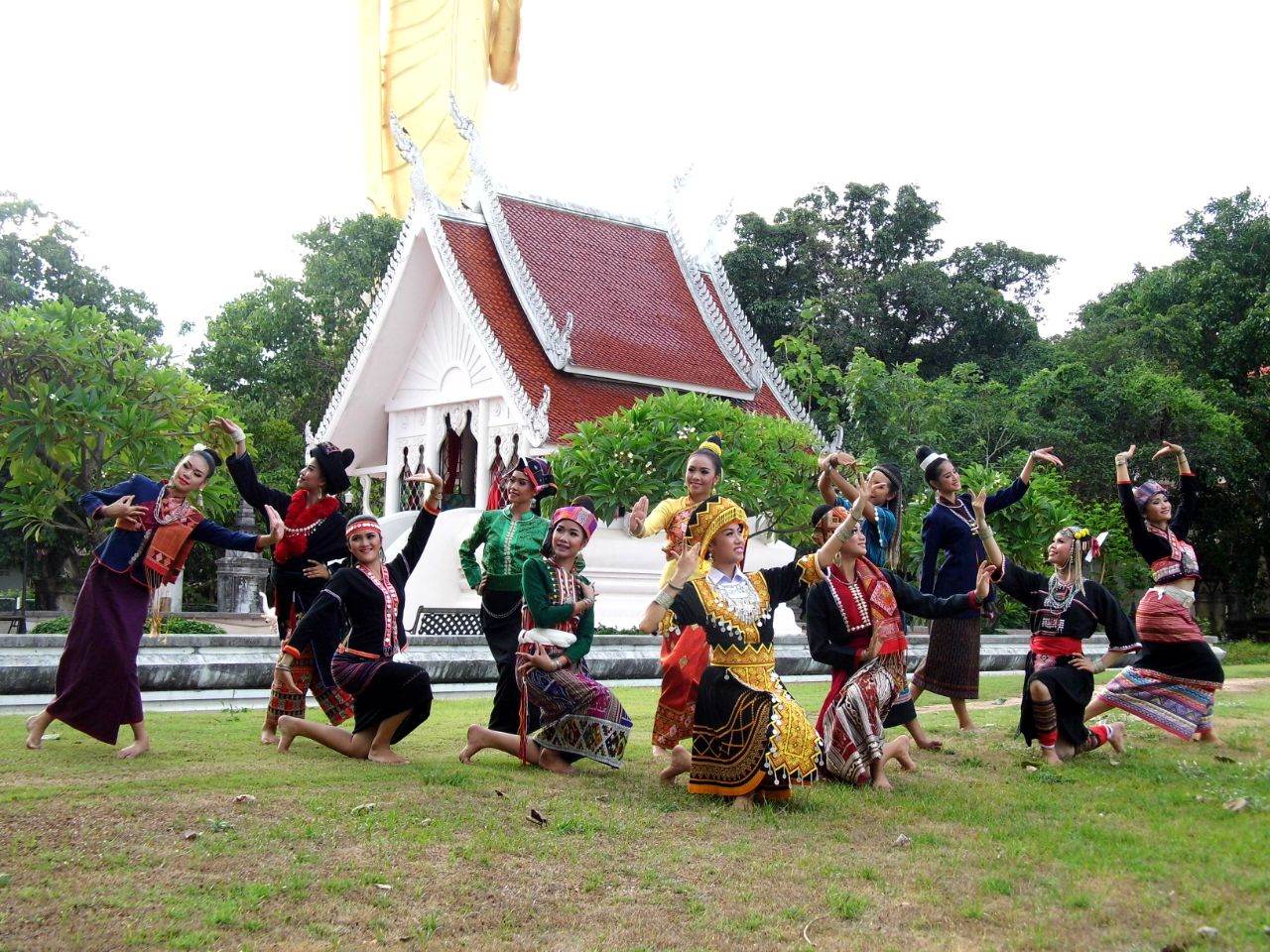 ฟ้อนเผ่าลาวสัมพันธ์ (ຟ້ອນເຜົ່າລາວສັມພັນ) วิทยาลัยนาฏศิลปร้อยเอ็ด