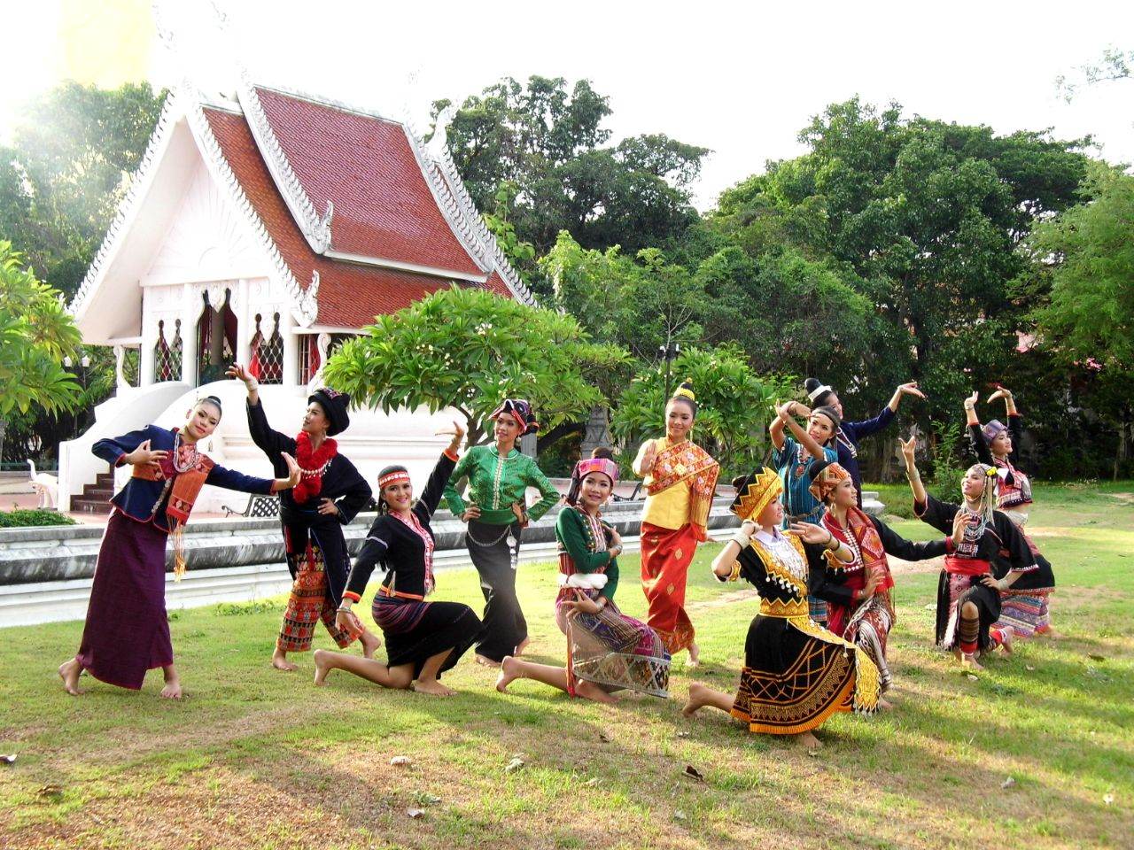 ฟ้อนเผ่าลาวสัมพันธ์ (ຟ້ອນເຜົ່າລາວສັມພັນ) วิทยาลัยนาฏศิลปร้อยเอ็ด