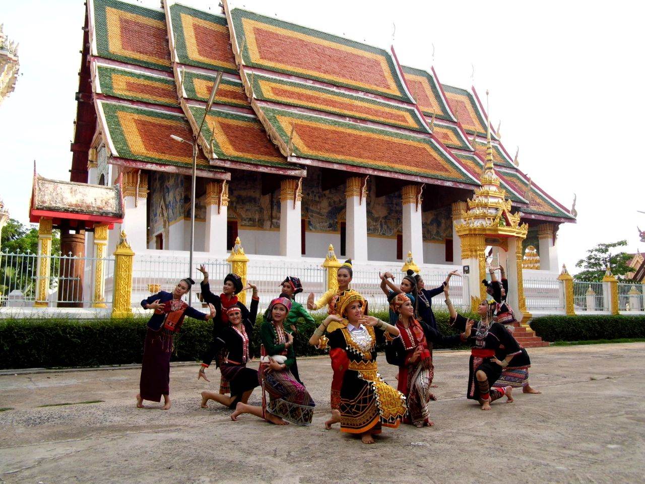ฟ้อนเผ่าลาวสัมพันธ์ (ຟ້ອນເຜົ່າລາວສັມພັນ) วิทยาลัยนาฏศิลปร้อยเอ็ด