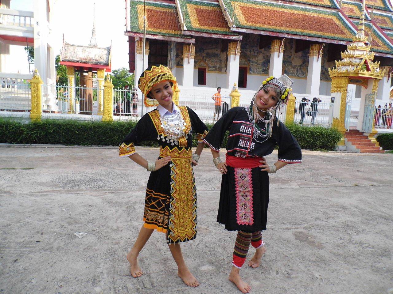 ฟ้อนเผ่าลาวสัมพันธ์ (ຟ້ອນເຜົ່າລາວສັມພັນ) วิทยาลัยนาฏศิลปร้อยเอ็ด