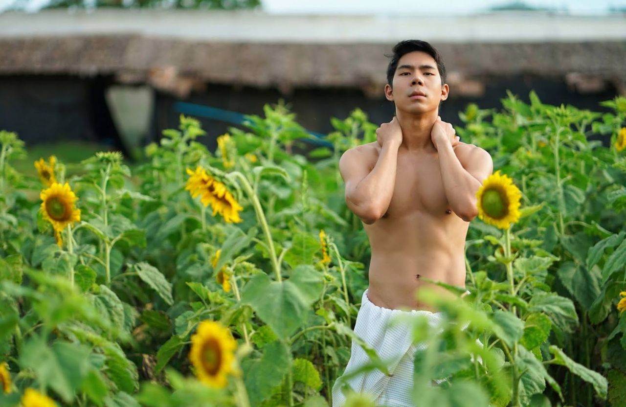 หนุ่มหล่อขึ้นปก 877.7