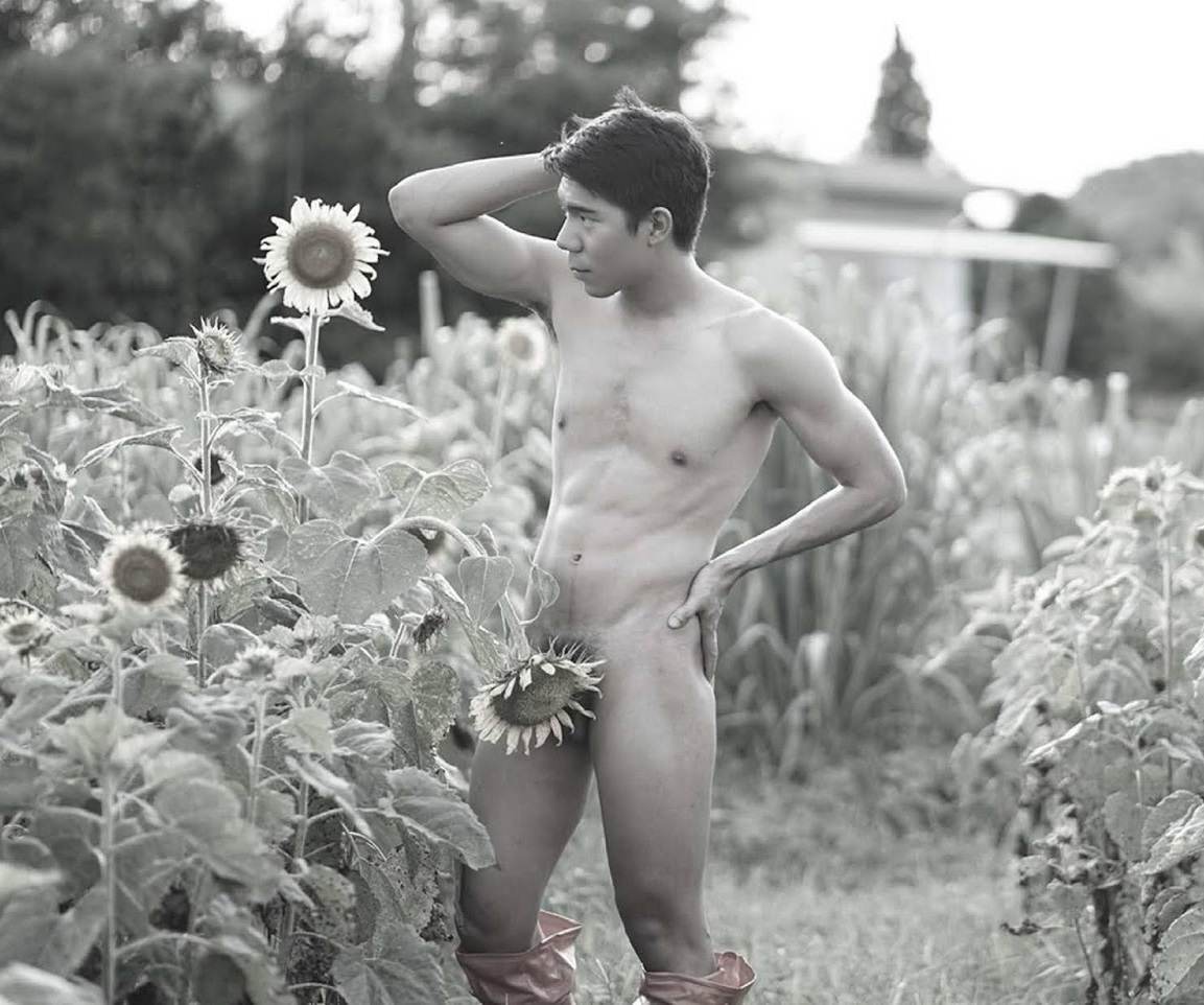 หนุ่มหล่อขึ้นปก 877.7