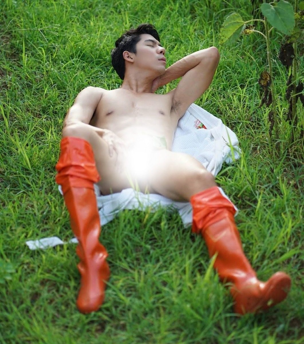 หนุ่มหล่อขึ้นปก 877.7